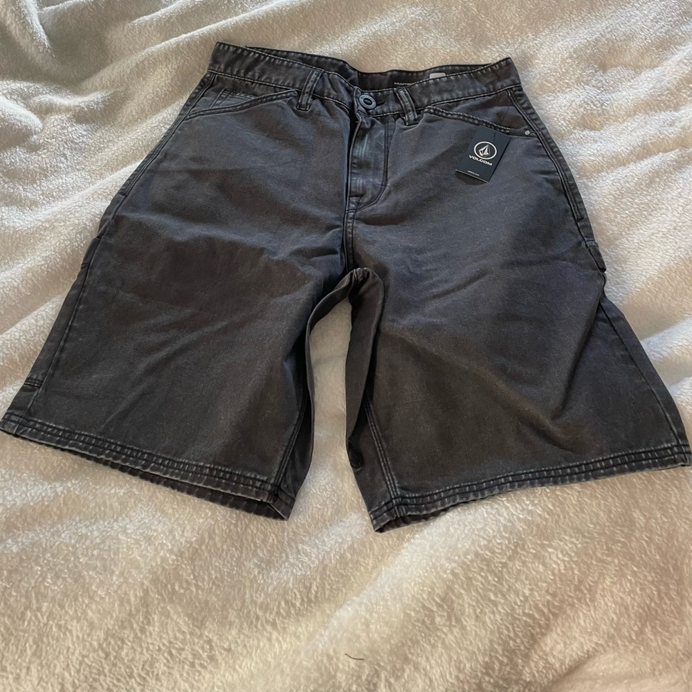 Brand new men’s volcom shorts size 29